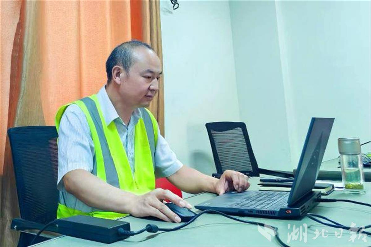 【湖北日报】葛洲坝水泥技术团队为缅甸震区抢修水泥生产线