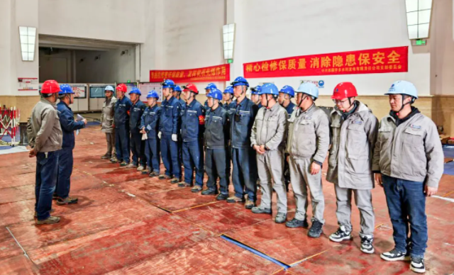 旁多水电站1号机组顺利完成核心组件吊出作业