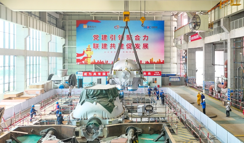 华润电力蒲圻三期2×1000兆瓦超超临界燃煤发电机组项目6号机组高压缸吊装就位