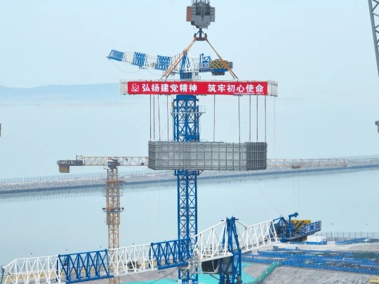 漳州核电4RS内置换料水箱不锈钢模块吊装成功