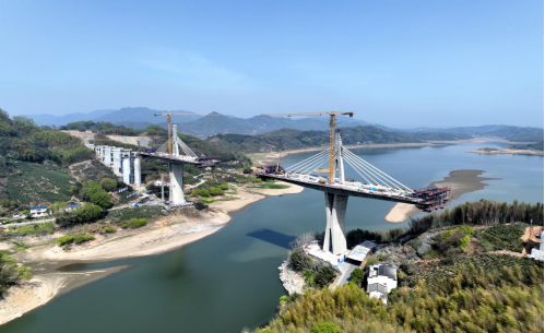 【新华网】“桥”见六安：拔节生长的和襄高速鲜花湖特大桥