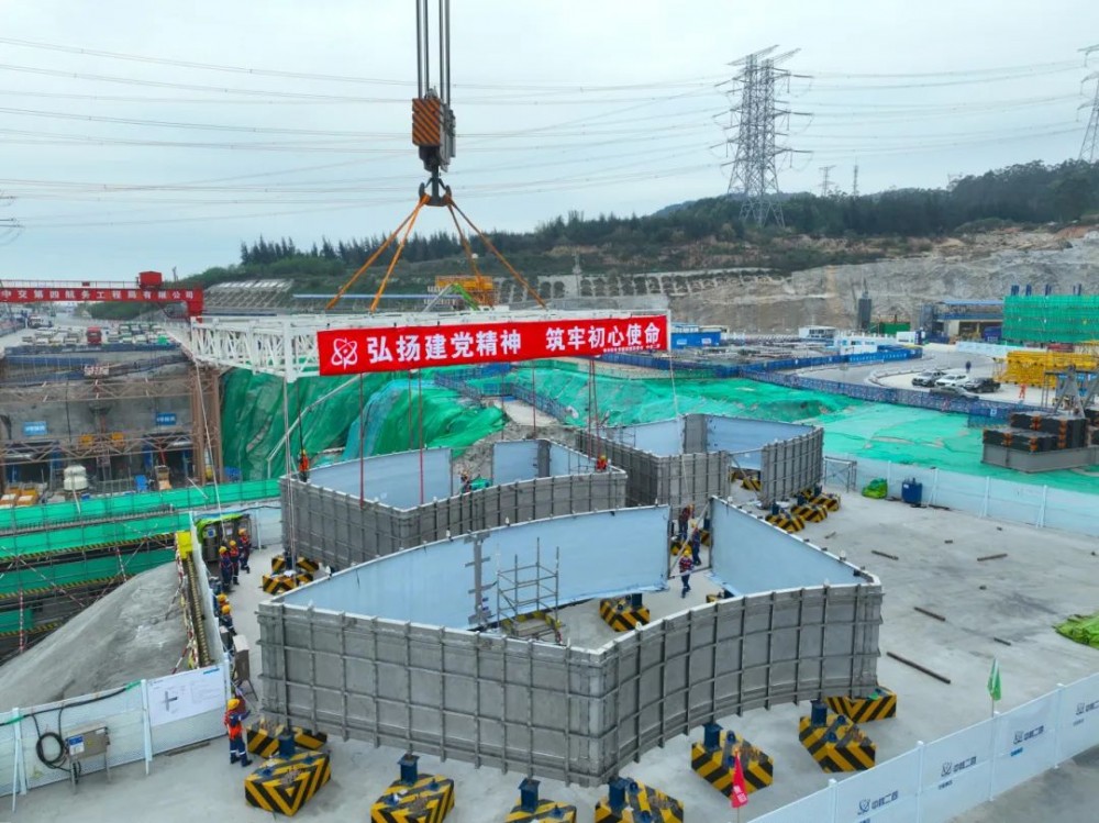 中核二四完成华龙一号漳州核电4号机组内置换料水箱整体模块吊装