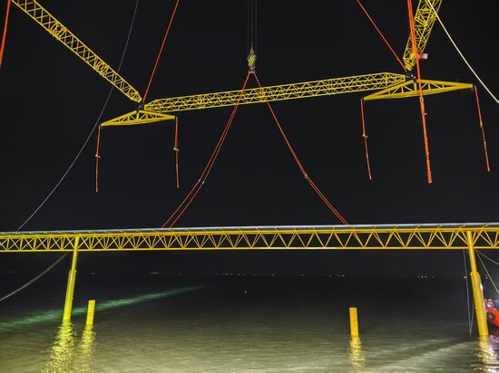 青岛即墨海上光伏项目第一榀栈桥吊装完成