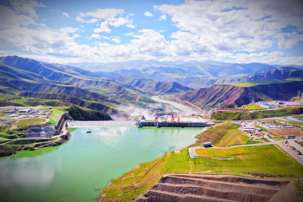 玛尔挡水电站全容量投产发电100天