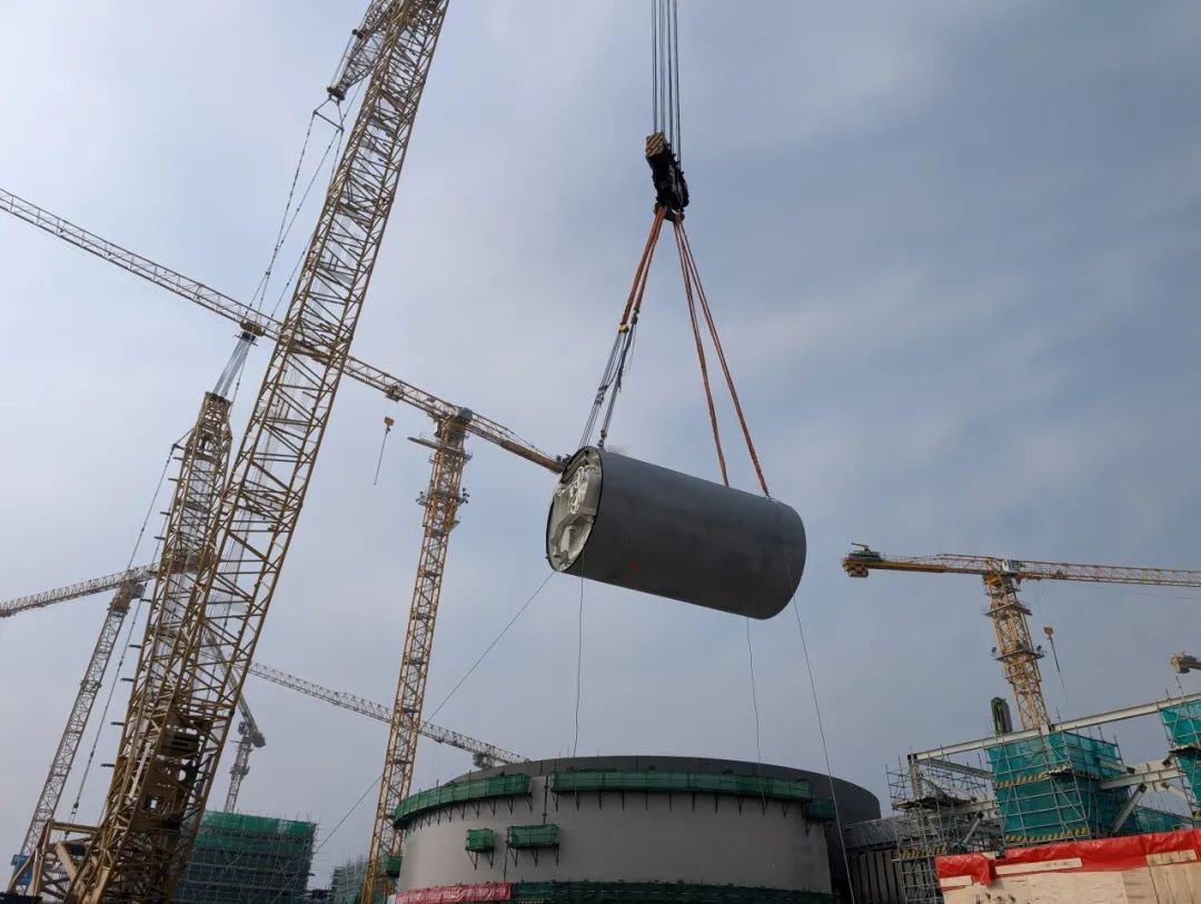 徐大堡核电厂1号机组人员闸门舱体顺利吊装就位