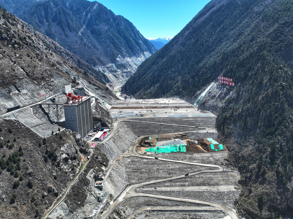 双江口水电站大坝填筑高度突破200米