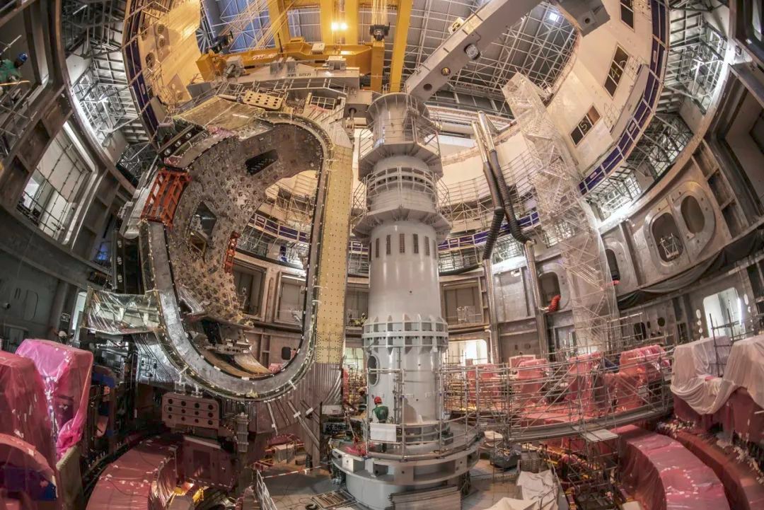 全球最大“人造太阳”首个真空室模块吊装就位