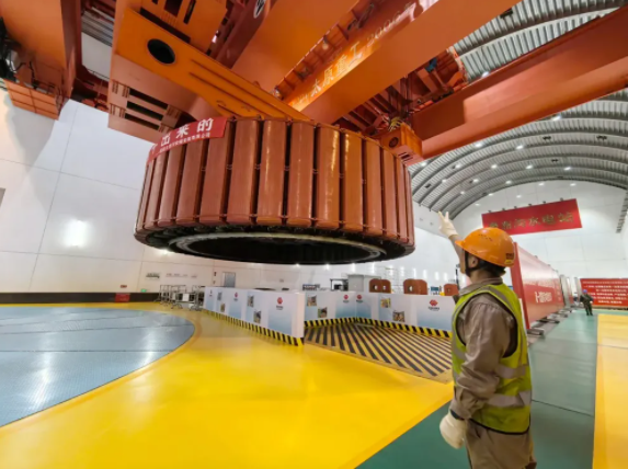 瀑布沟水电站3号机组A修转子回装就位