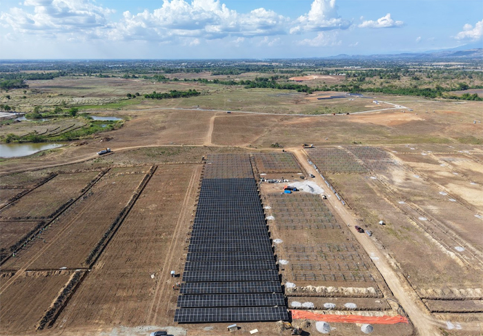 菲律宾泰拉光伏项目首件光伏板组件安装