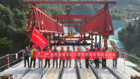 广东云浮水源山抽水蓄能电站项目东坑大桥预制梁吊装完成