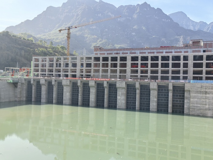 枕头坝二级水电站进水口拦污栅全部下闸完成