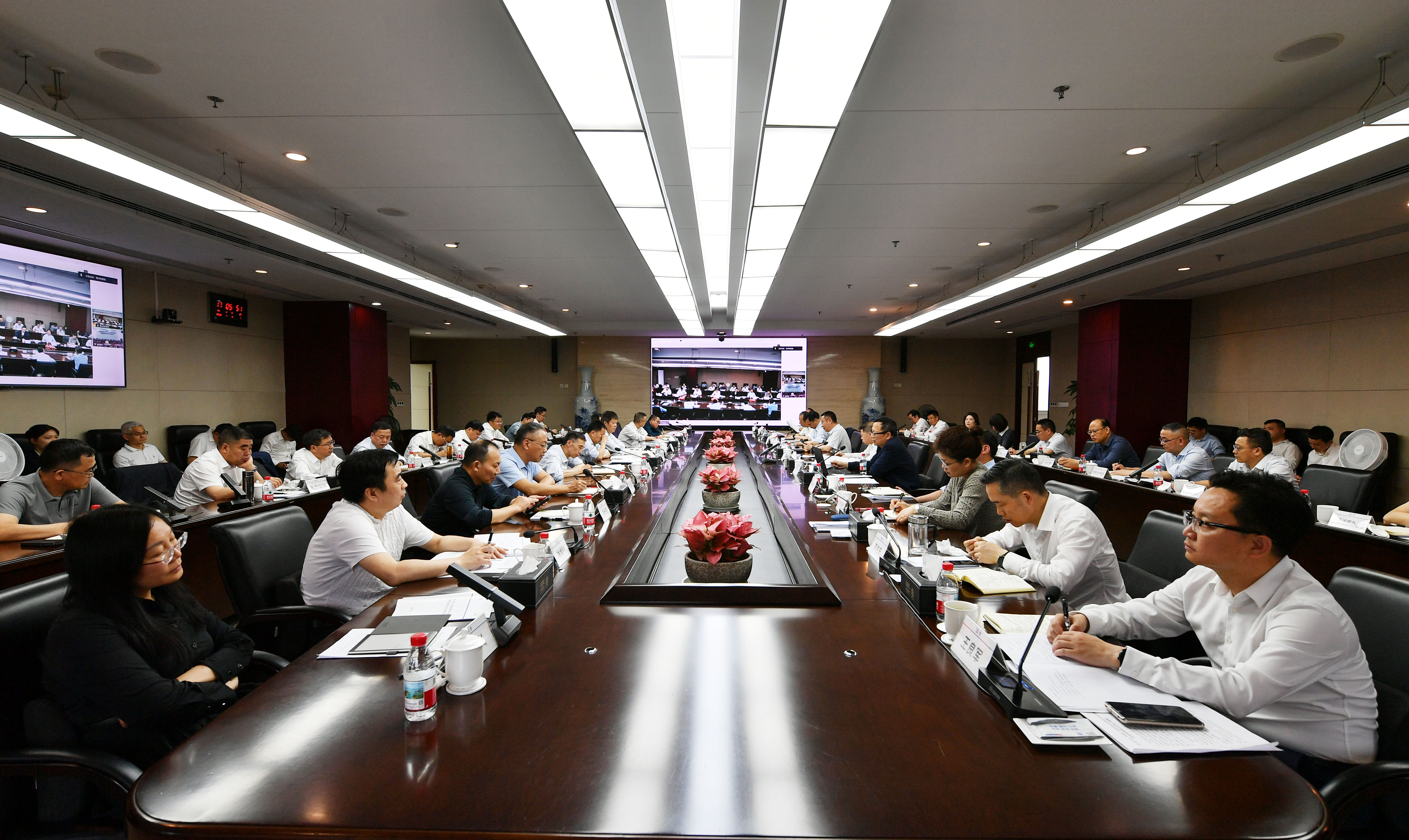 中国能建葛洲坝集团专题研讨2025年深化改革工作