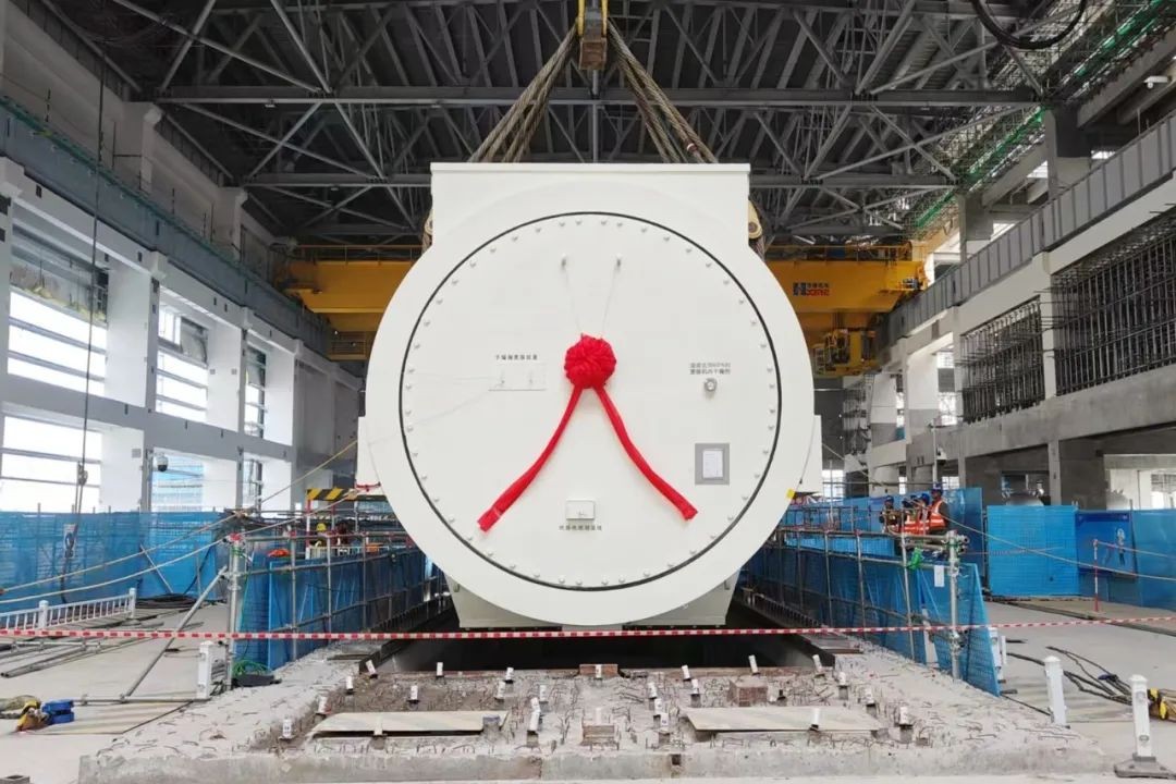 海阳核电4号机组发电机定子吊装就位