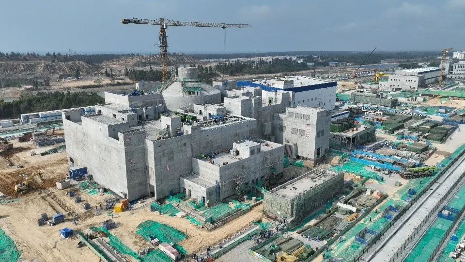 “玲龙一号”全球首堆首台主泵成功吊装