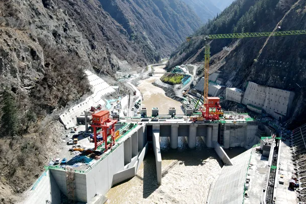 绰斯甲水电站首部枢纽大坝全线浇筑至设计高程