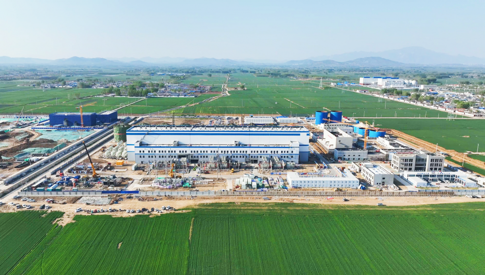 “能储一号”山东泰安350兆瓦压缩空气储能创新示范项目高中压缸吊装就位