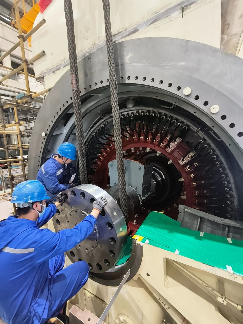 潘集电厂二期项目4号发电机转子穿装成功