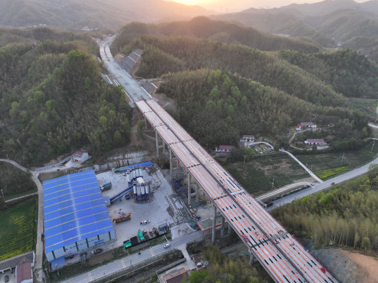 【中国新闻网】大别山中筑“绿路” 和襄高速公路六安段建设提速
