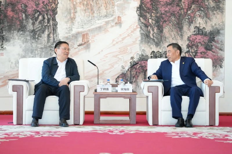 宋海良与新疆生产建设兵团第一师阿拉尔市党委书记、政委丁翊强会谈