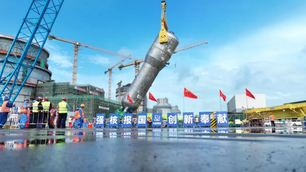 三门核电4号机组首台蒸汽发生器吊装就位