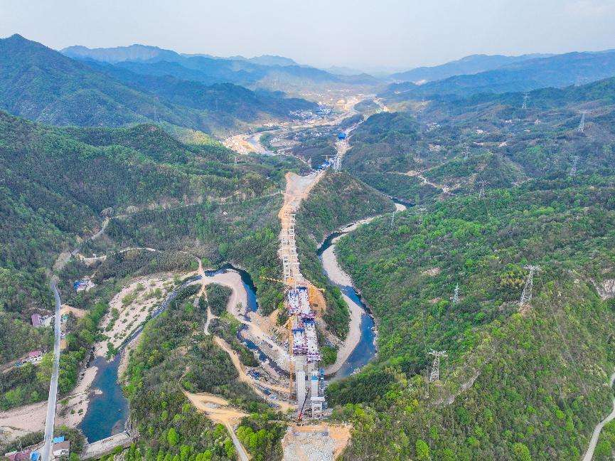 【光明日报】安徽六安：大别山间起长龙