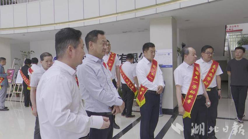 【湖北日报】嘉鱼县召开2025年劳模和工匠创新工作室座谈会