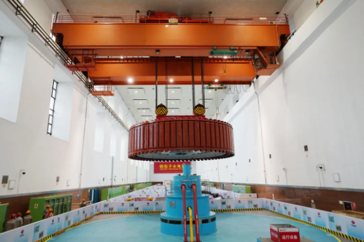 铜街子水电站14号机组A修转子回装就位