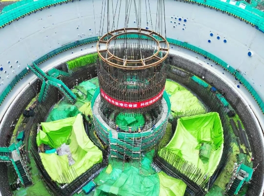 漳州核电4号机组反应堆厂房堆芯墙体钢筋笼模块一吊装成功