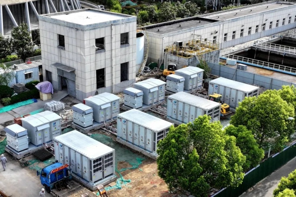 全部吊装完成！华电滕州公司储能调频项目建设刷新“进度条”