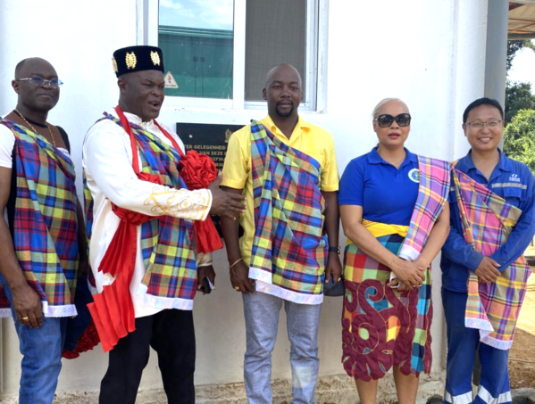 副总统亲临！苏里南村庄微电网光伏项目第二站点完工揭牌及点灯仪式