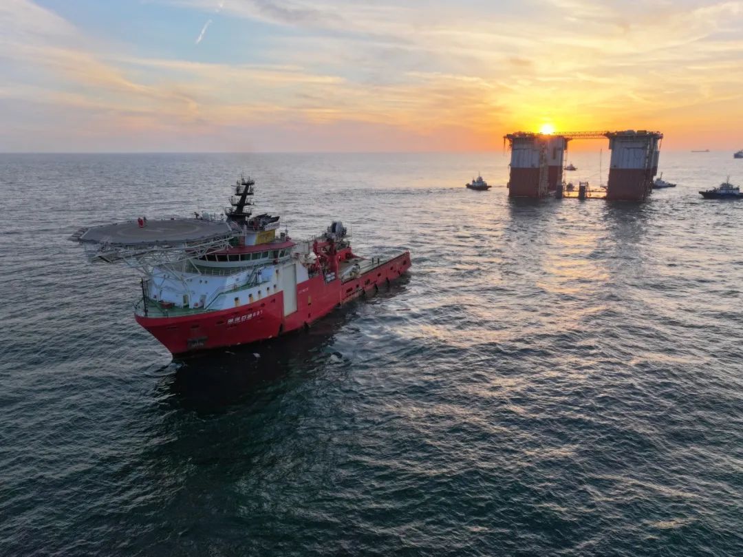 中海油服拖带国内首个超大型浮式生产平台底部浮体模块顺利启航