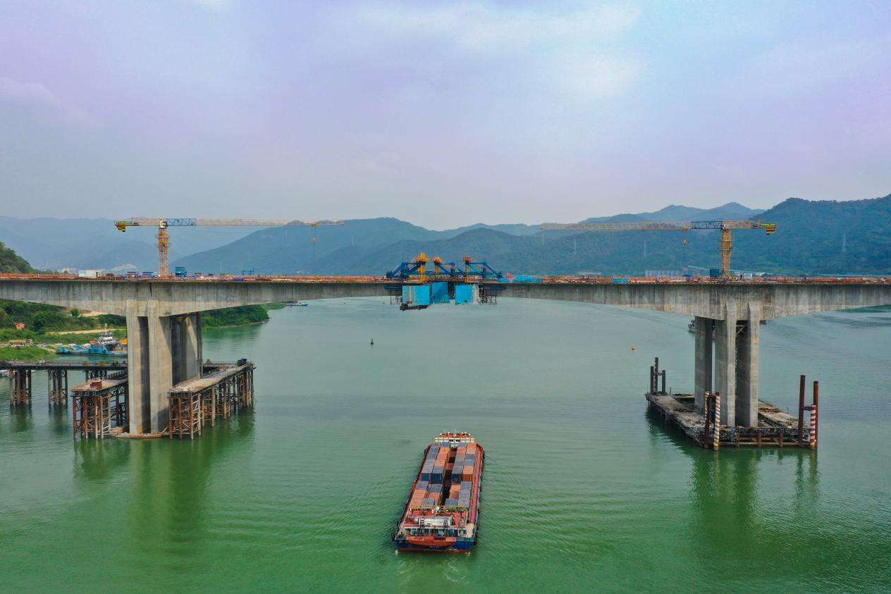 【光明日报】肇明高速杨梅西江特大桥中跨实现合龙