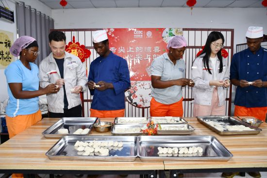 【中国新闻网】安哥拉凯凯水电站：劳动节坚守岗位，“饺”融中安情谊