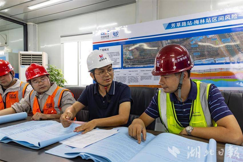 【湖北日报】“五一”坚守盾构一线 精密把控掘进质量