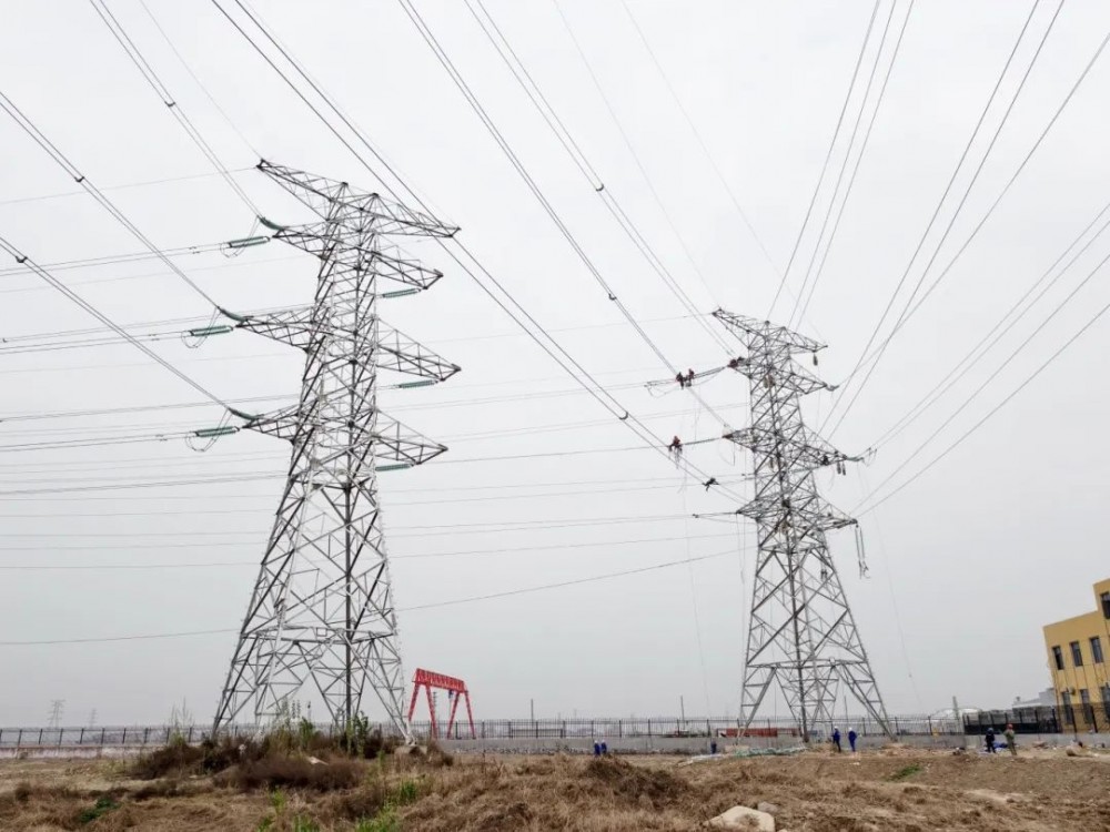 曹家河—东西湖牵220千伏线路工程送电成功