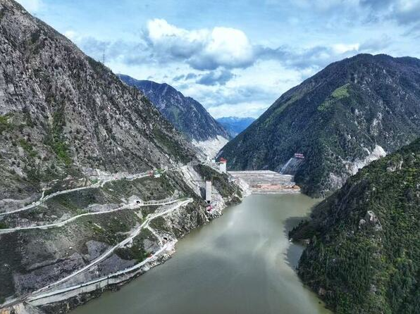 世界第一高坝双江口水电站完成首次蓄水