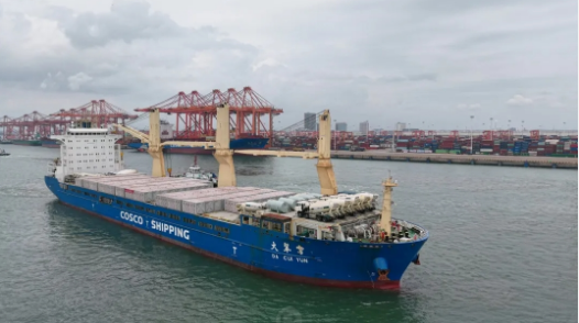 中远海运护航全球最大电网侧储能项目首批柜体出海