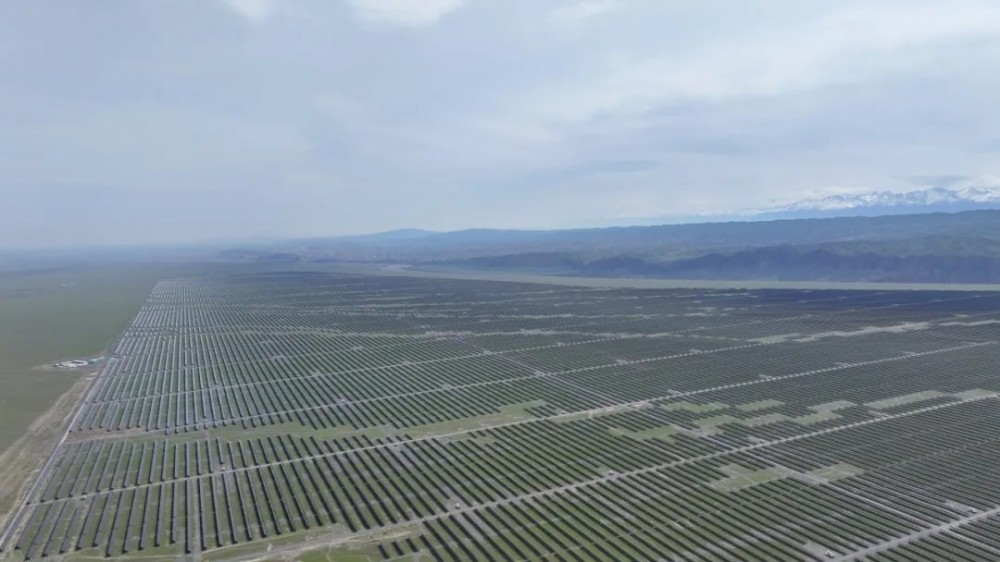 新疆塔城地区沙湾70万千瓦“光伏+储能”一体化项目实现并网