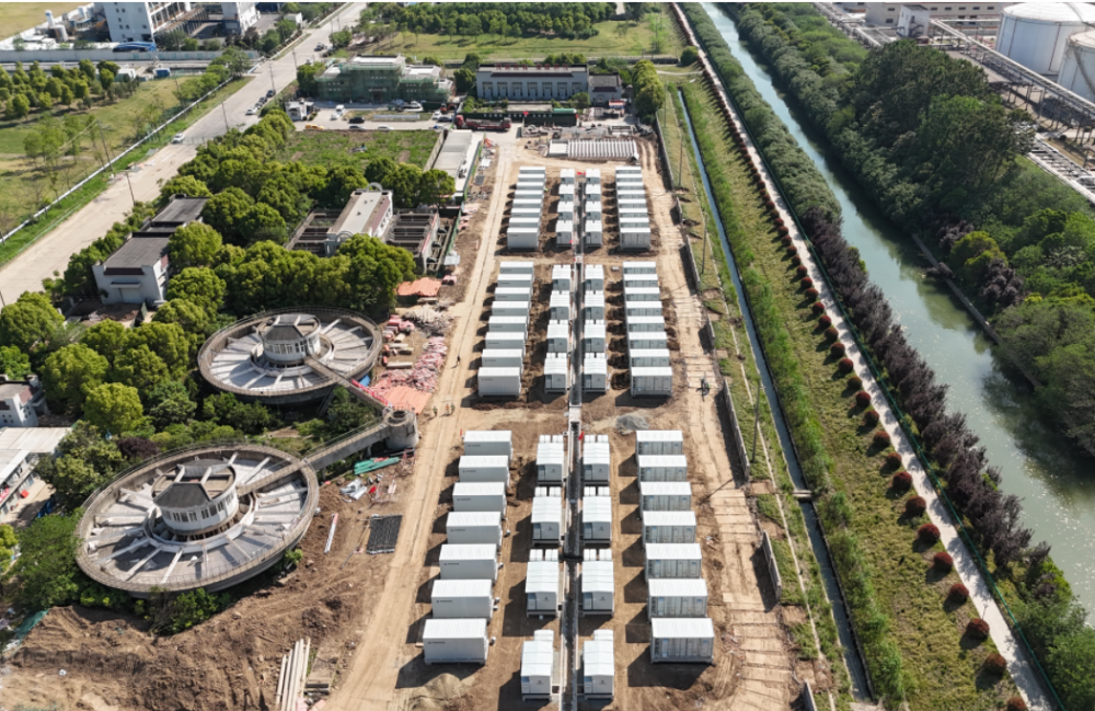 江苏常州市新北区100兆瓦/200兆瓦时新型独立储能电站项目储能区设备全部吊装完成
