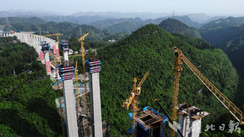 【湖北日报】咸丰加班加点推进利咸高速大河特大桥建设