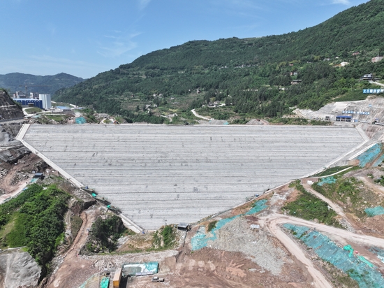 重庆云阳抽蓄下水库大坝提前两个月封顶