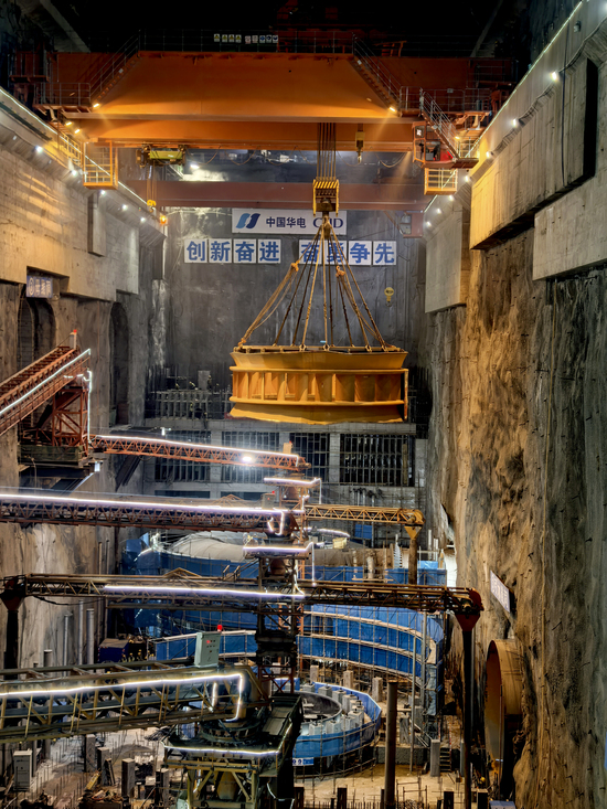 金沙江上游拉哇水电站3号机组核心部件座环完成吊装3号机组核心部件座环完成吊装