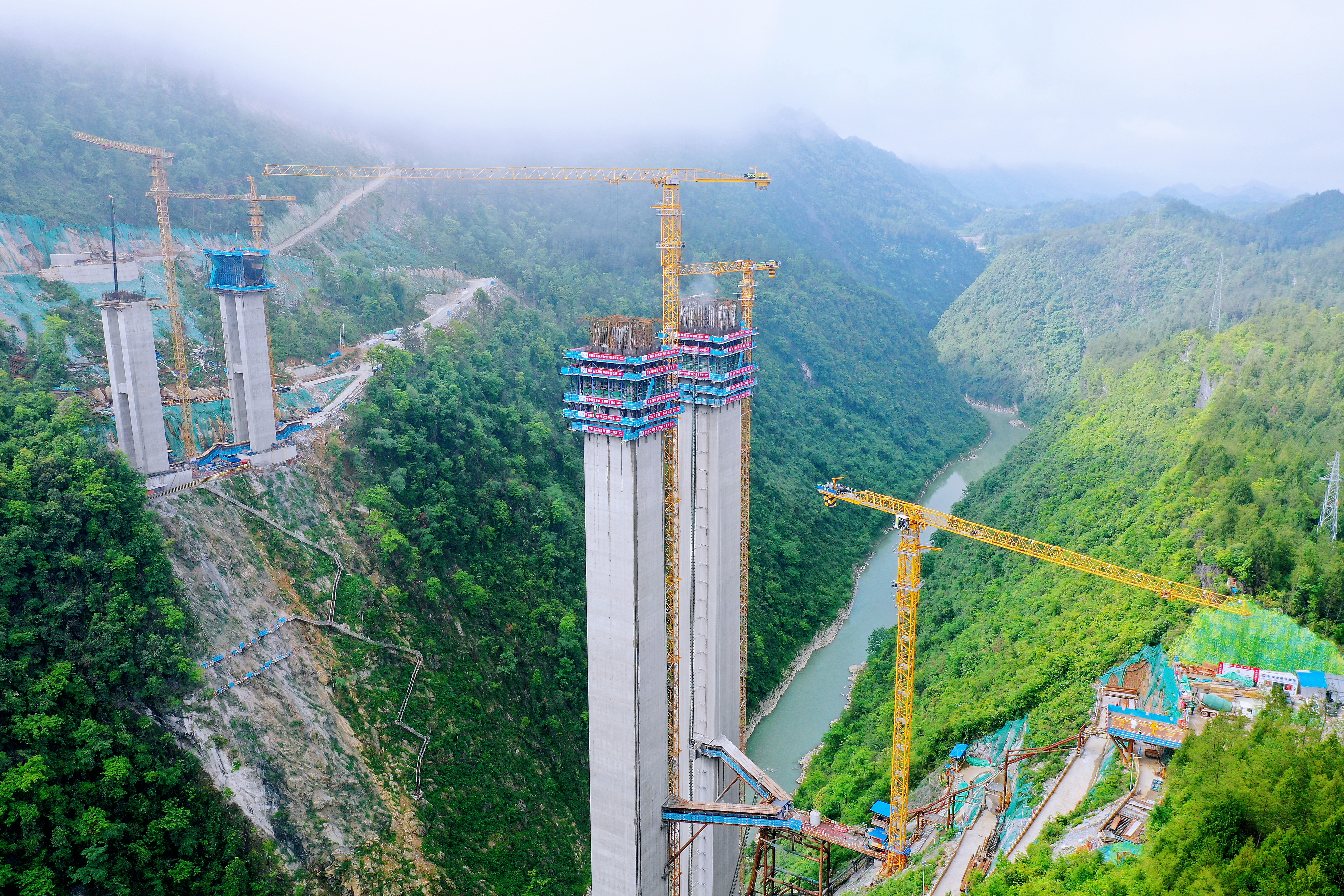 湖北利咸高速大河特大桥23号主墩顺利封顶