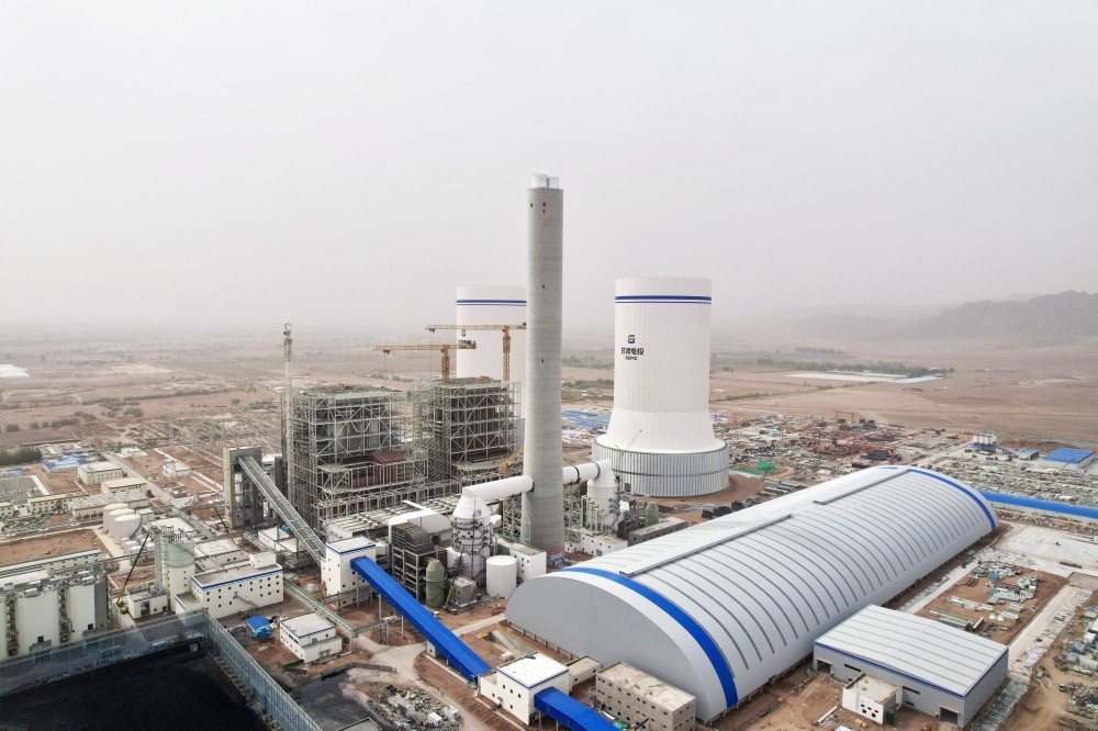 中国能建建筑集团承建的张掖电厂2×1000兆瓦燃煤机组扩建项目烟囱双钢内筒到顶
