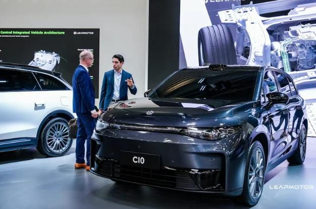 零跑出海新动作：首款右舵车将落地马来西亚，联手Stellantis进军东南亚市场