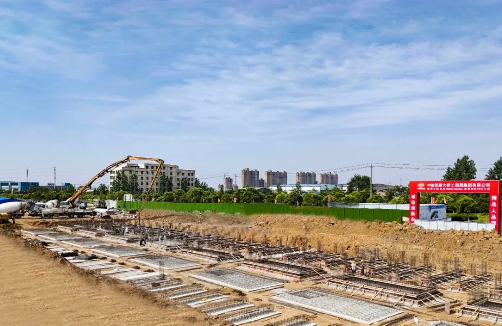 鹏辉力赫泌阳储能项目顺利浇筑首方混凝土