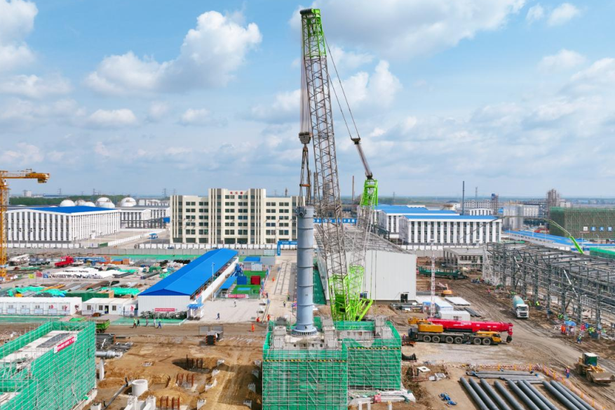 中能建松原氢能产业园（绿色氢氨醇一体化）项目氨合成塔吊装完成