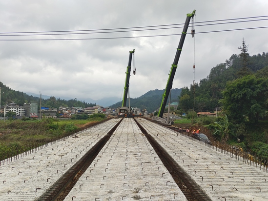 广西来宾抽水蓄能项目对外衔接道路林秀中桥顺利完成吊装作业