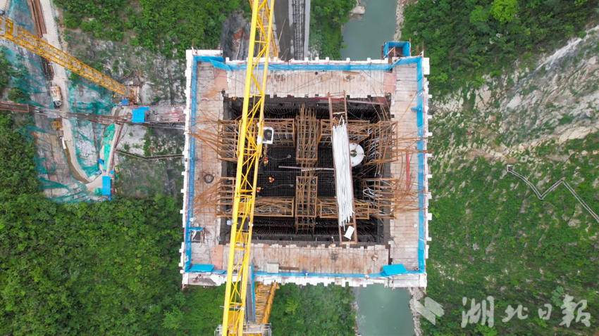 【湖北日报】利咸高速建设取得重大进展！大河特大桥23号主墩右幅顺利封顶