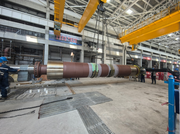 安徽谢桥电厂2×660兆瓦超超临界燃煤发电项目1号机组发电机转子穿装成功